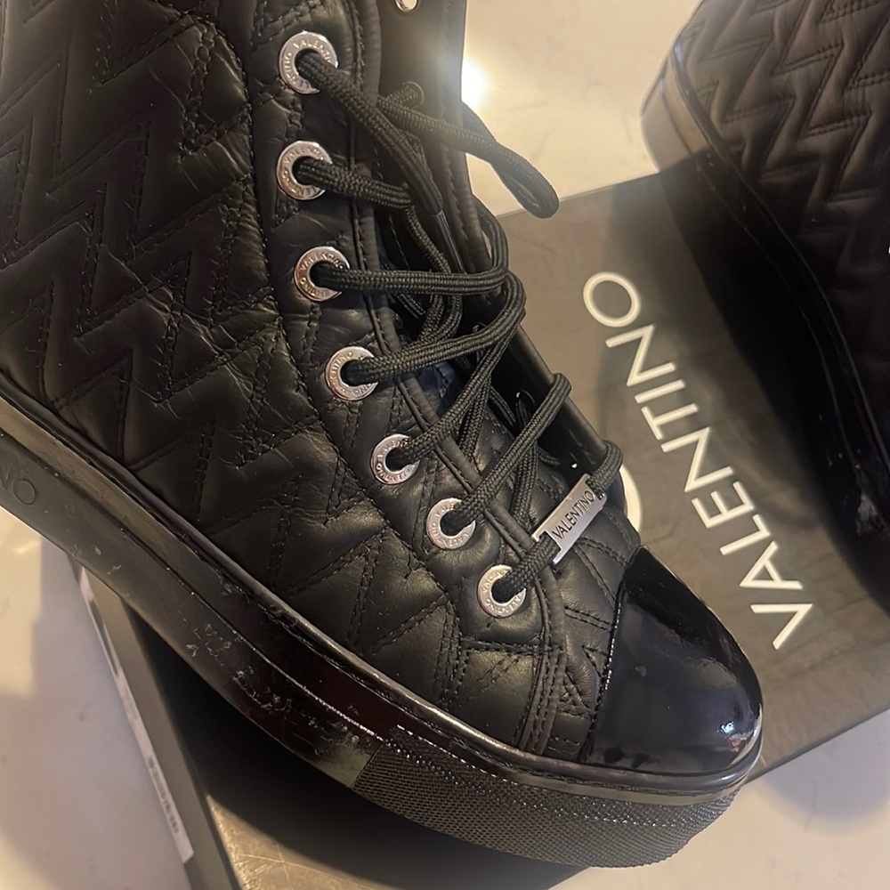 Worn once Valentino Women’s Sneaker size 10